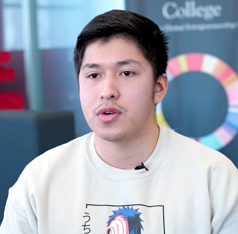 Roberto Ramirez Vazquez, a business student at William Jewell College wearing a cream sweatshirt, speaking in a testimonial video.