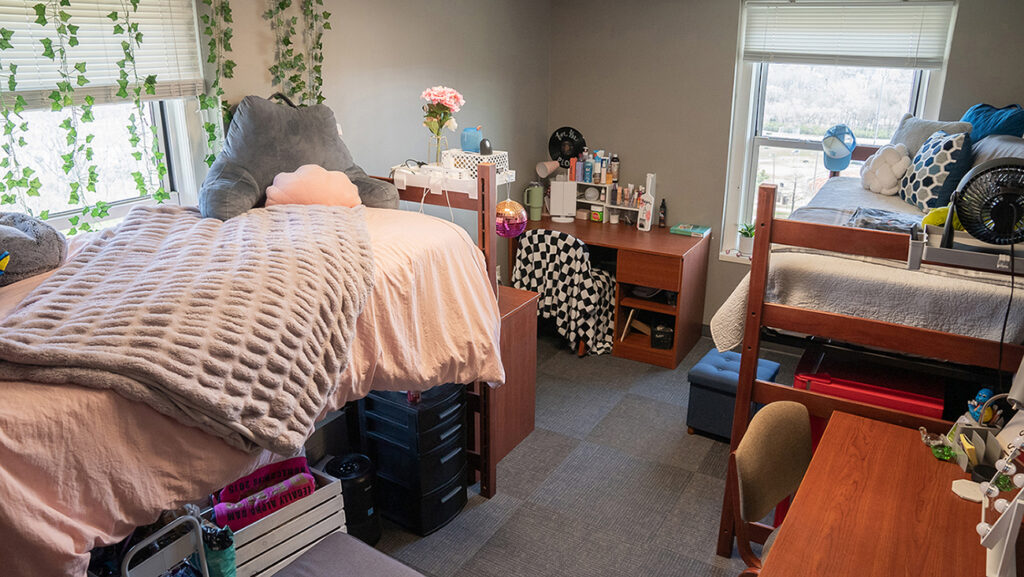 Mathes room with 2 beds and desk